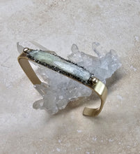 Load image into Gallery viewer, BRACELET - Brass square shape cuff with green Kyanite stones - BR-246