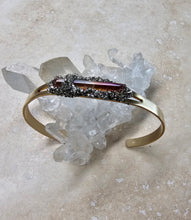 Load image into Gallery viewer, BRACELET - Brass cuff with Pink Quartz  -   BR-247