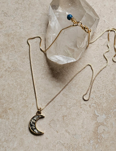 NECKLACE - Small crescent necklace  - NEC-1433 Gold