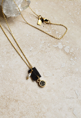NECKLACE -  Small round center with leather and pearl - NEC-1540