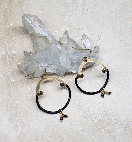 EARRING - Brass metal and round leather  hoop earring - EAR-454