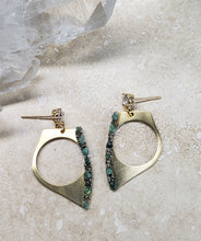 Load image into Gallery viewer, EARRING - Brass uneven hoop earring with Emerald stones - EAR-459
