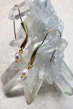 Load image into Gallery viewer, EARRING - Brass twisted earring with Organic Pearl - EAR-469