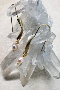 EARRING - Brass twisted earring with Organic Pearl - EAR-469