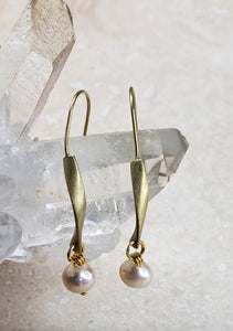 EARRING - Brass twisted earring with Organic Pearl - EAR-469